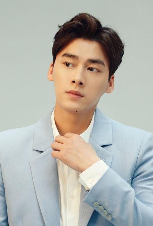 最新圈内爆料李易峰中秋,神秘事件引热议